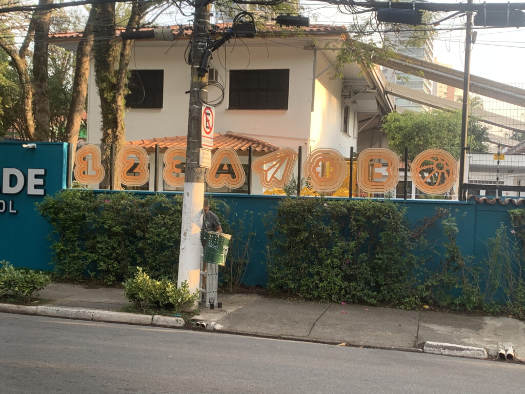 Adesivo impresso com recorte especial aplicado em vidro.