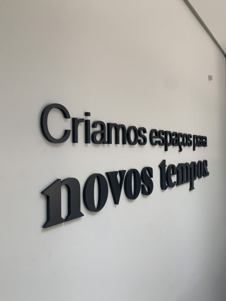 Letra-caixa em acrílico cristal de 10mm pintado pela face.