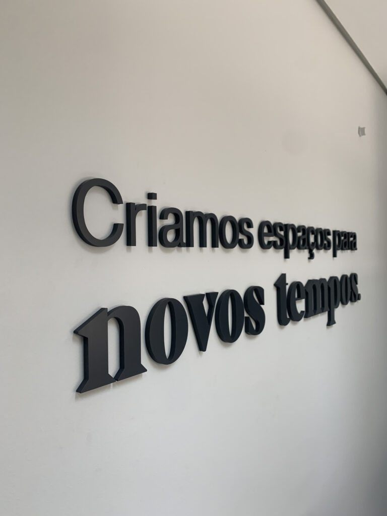 Letra-caixa em acrílico cristal de 10mm pintado pela face.