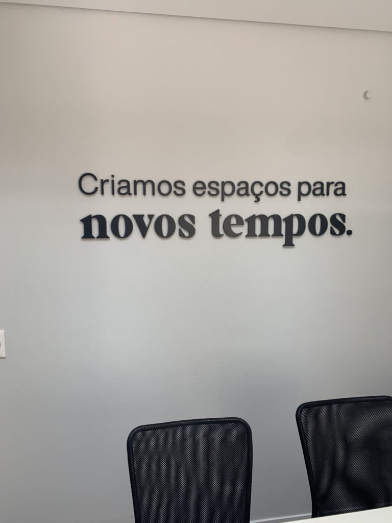Letra-caixa em acrílico cristal de 10mm pintado pela face.