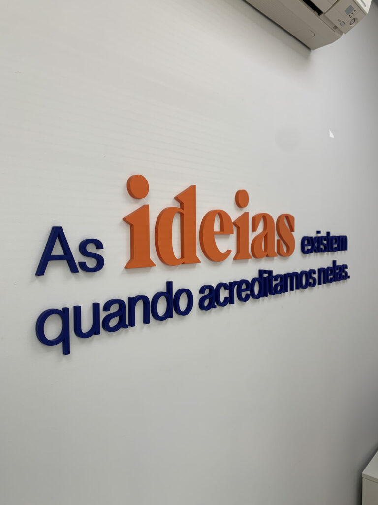 Letra-caixa em acrílico cristal de 10mm pintado pela face.