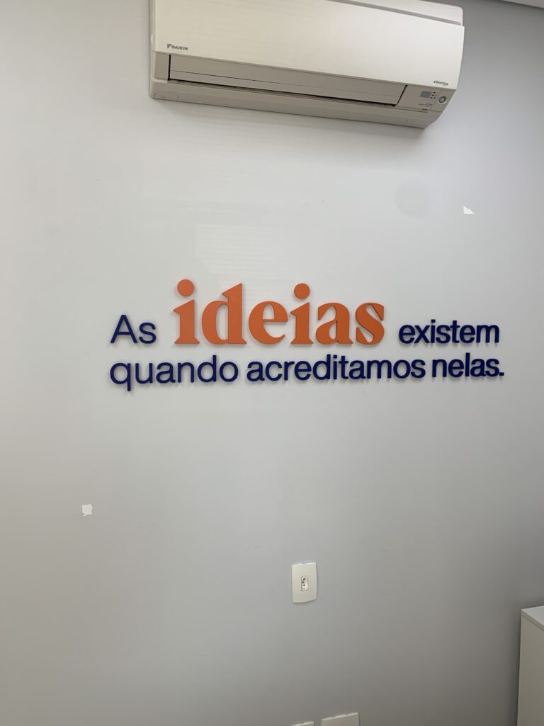 Letra-caixa em acrílico cristal de 10mm pintado pela face.