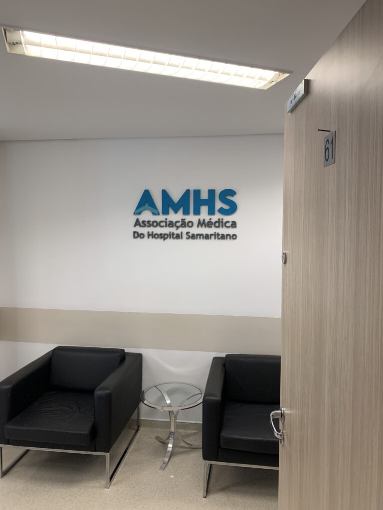 Letreiro para associação médica em MDF.