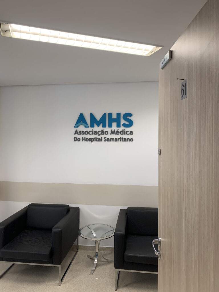 Letreiro para associação médica em MDF.