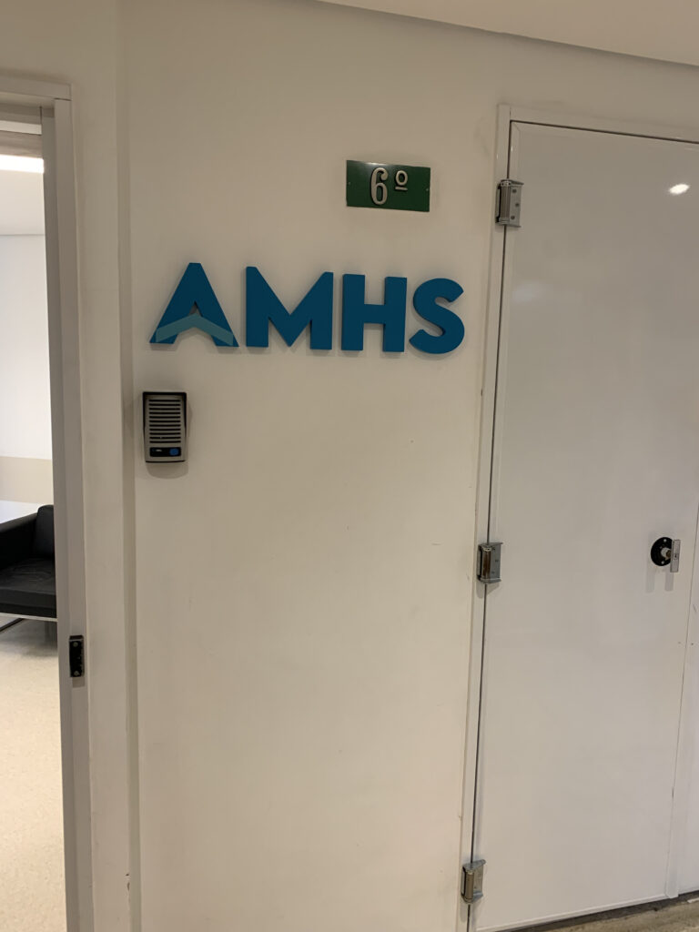 Letreiro para associação médica em MDF.
