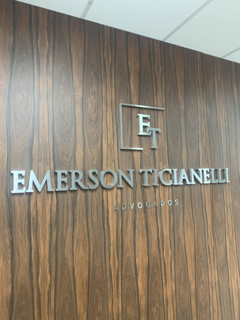 Comunicação visual para escritório jurídico.