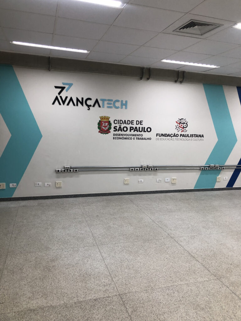 Letreiro em acrílico com pintura no verso na cor pantone do cliente.