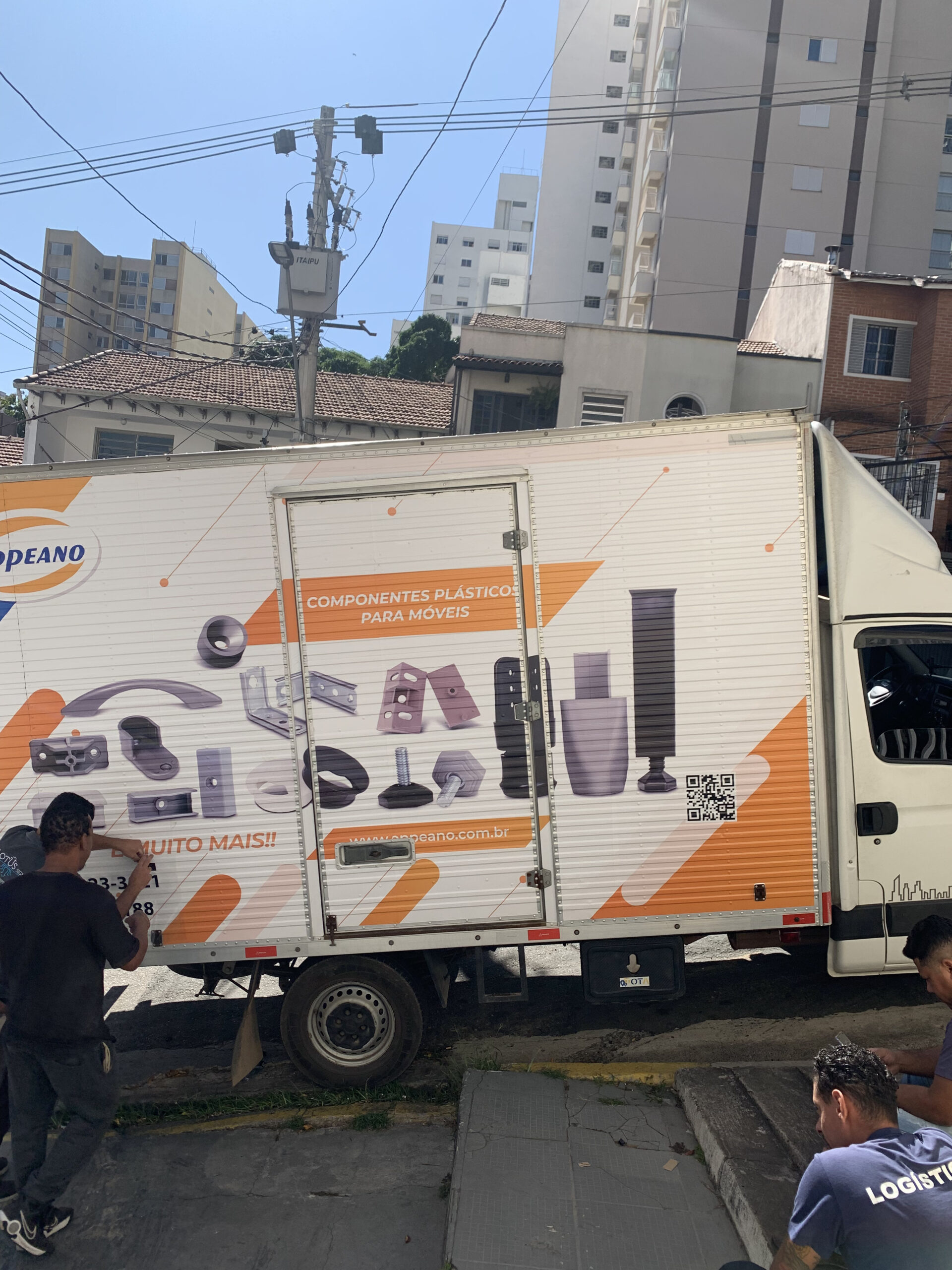 Envelopamento de baú corrugado