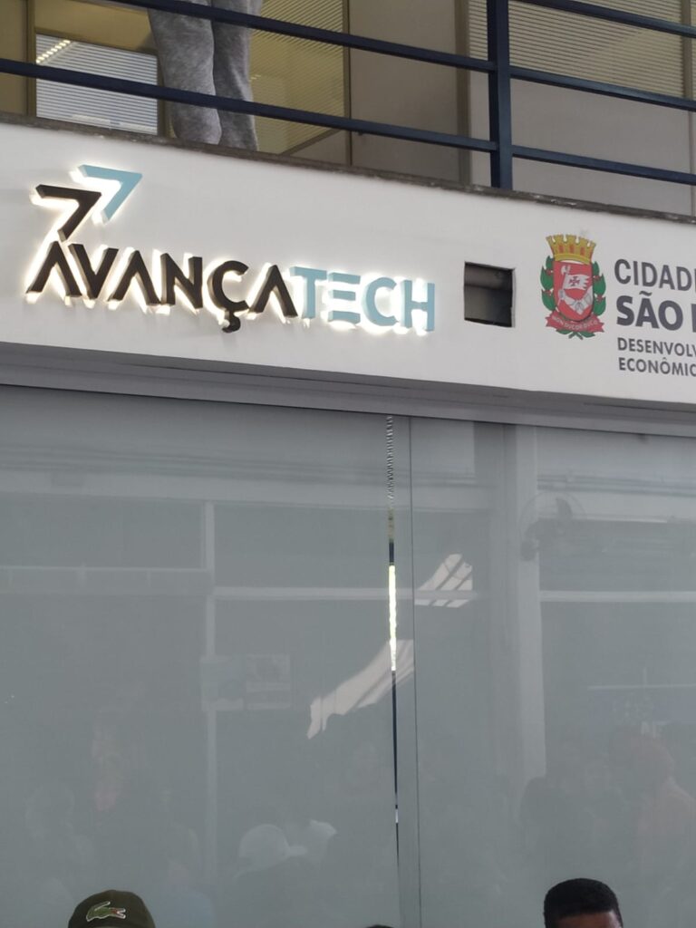 Letreiro em chapa galvanizada. 