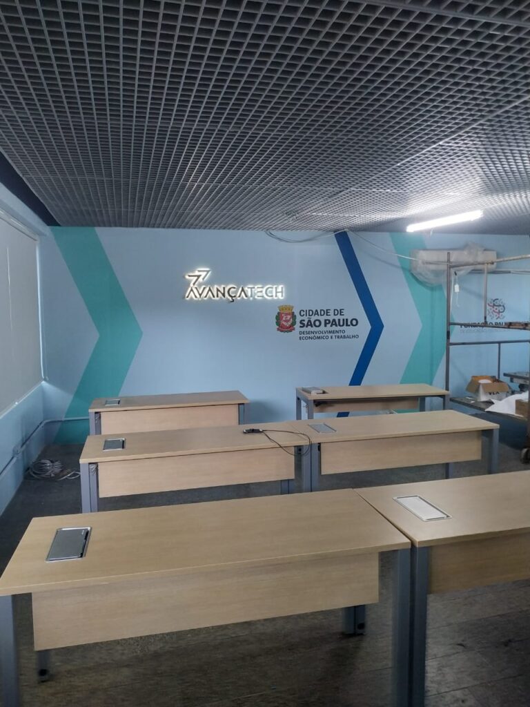 Letreiro em chapa galvanizada. 