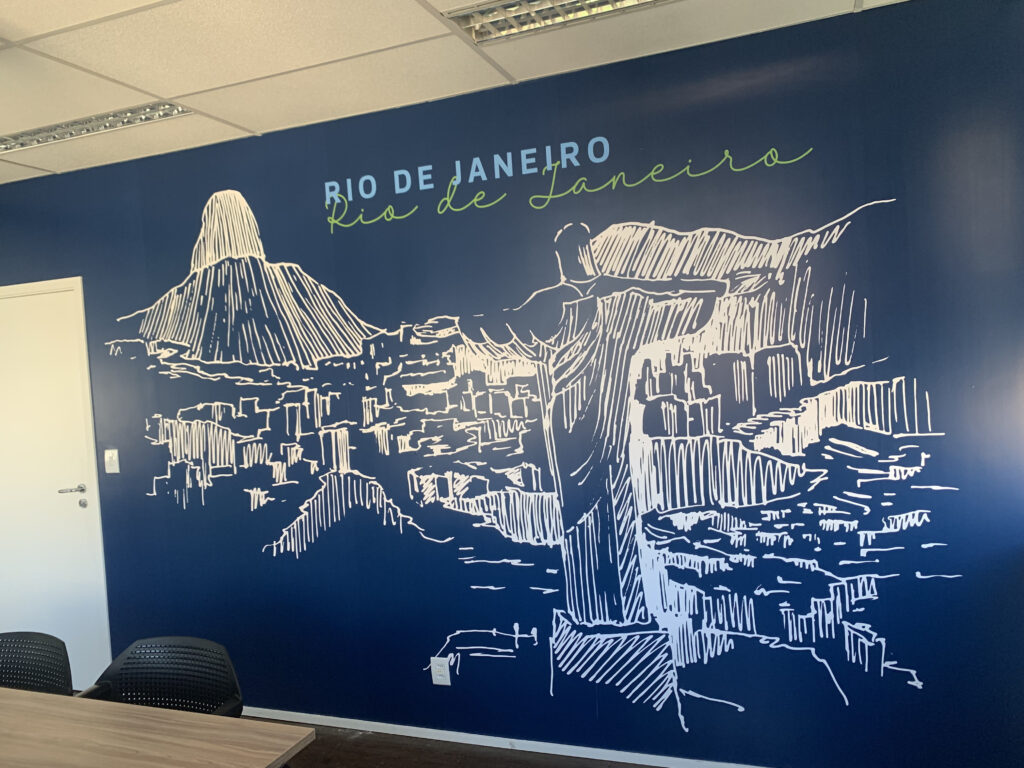 Comunicação visual para multinacional.