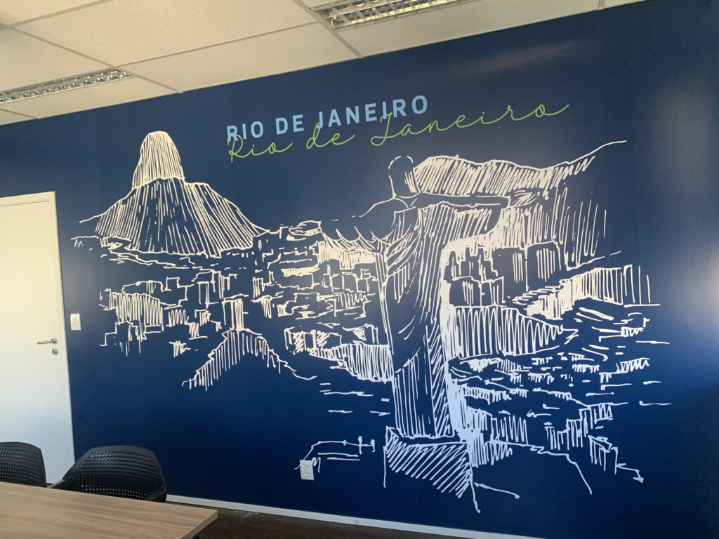 Comunicação visual para multinacional.