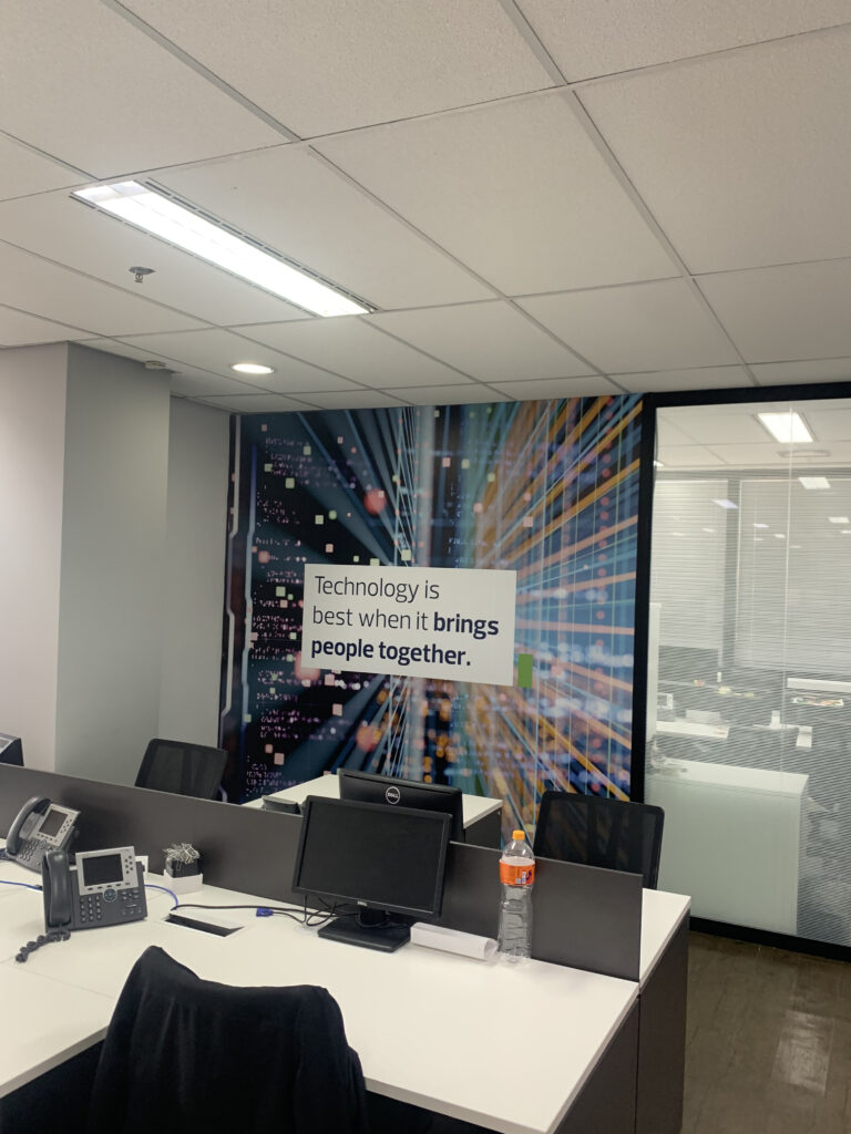 Comunicação visual para multinacional.