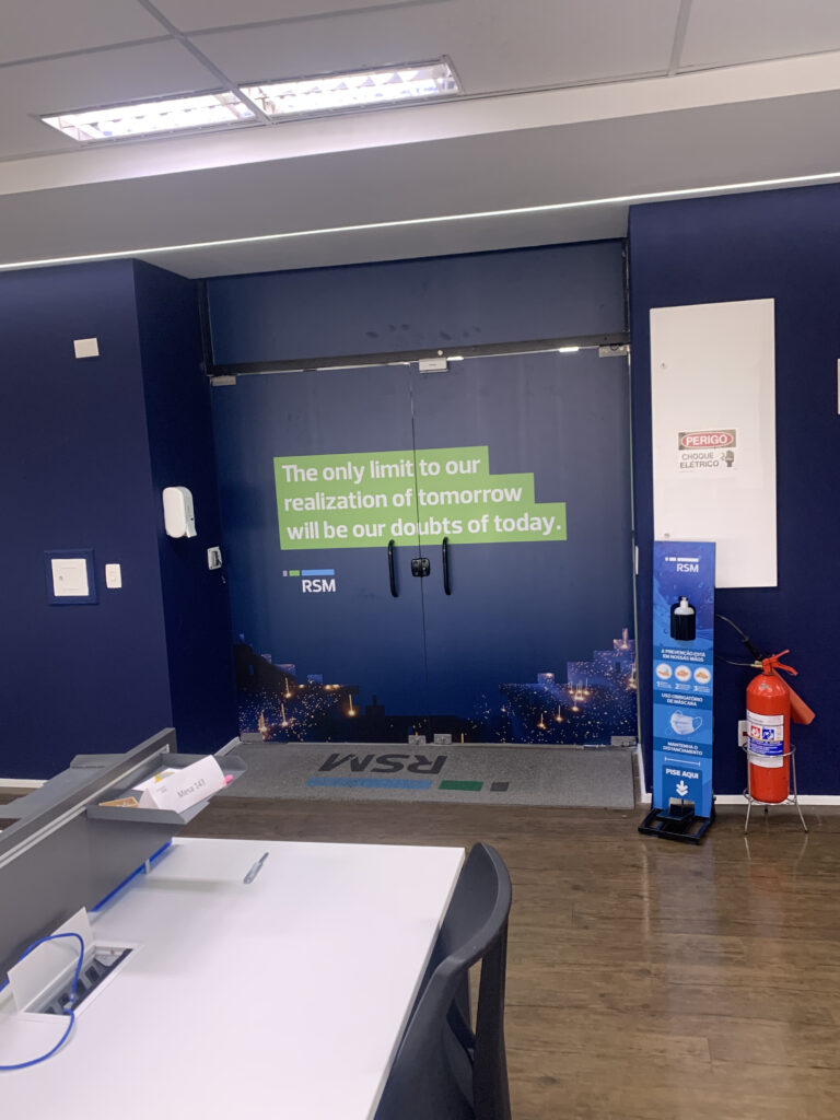 Comunicação visual para multinacional.