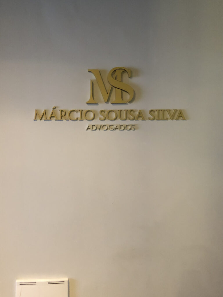 Logotipo em relevo para escritório de advocacia.