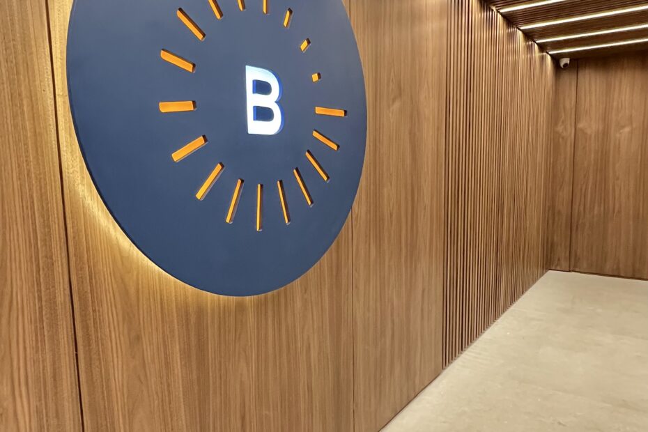 Luminoso para empresa de investimentos.