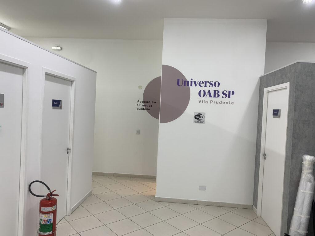 Adesivo impresso com recorte eletrônico para decoração de parede.