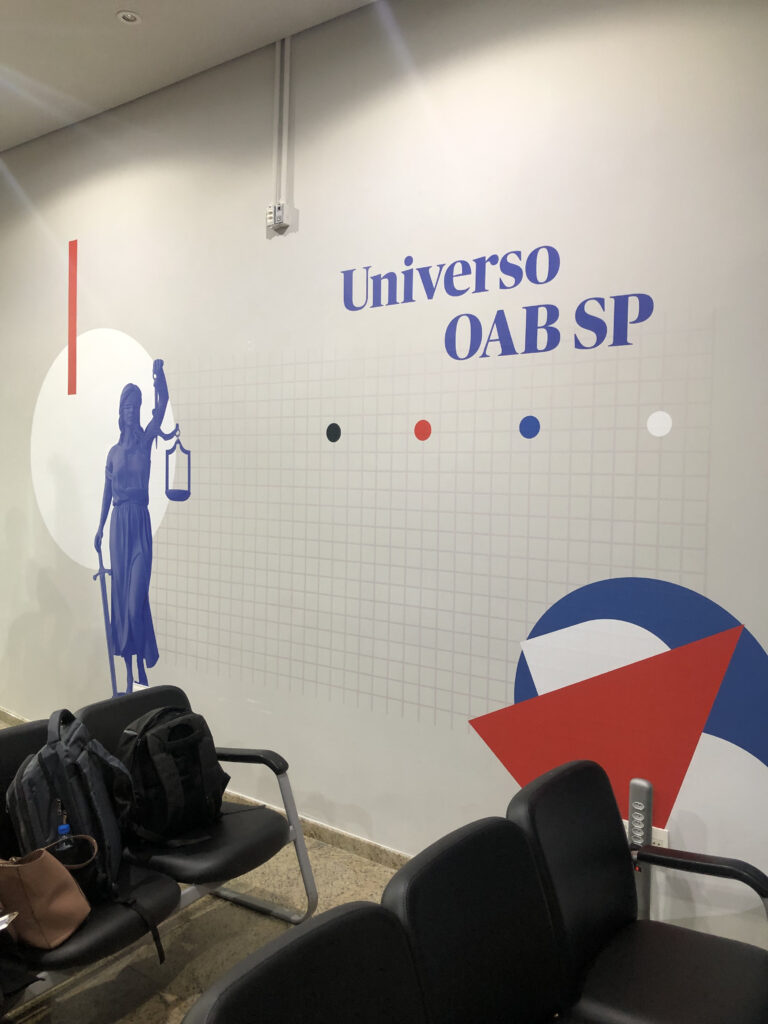 Adesivo impresso para decoração de recepção.