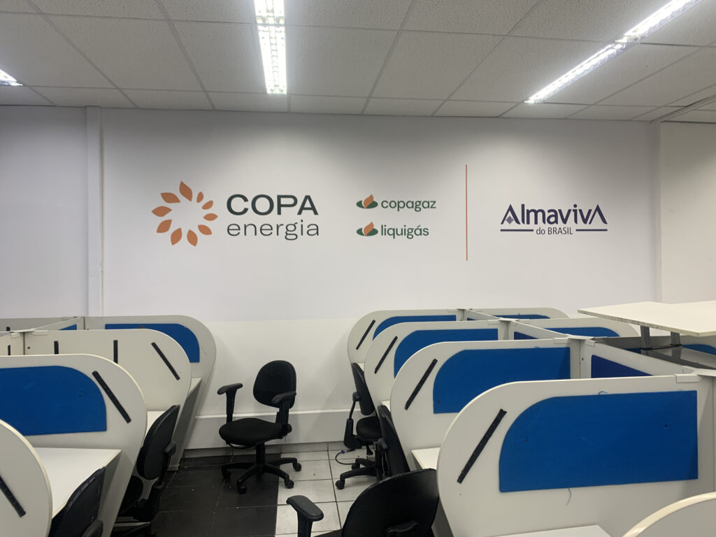 Ambientação de escritório corporativo.