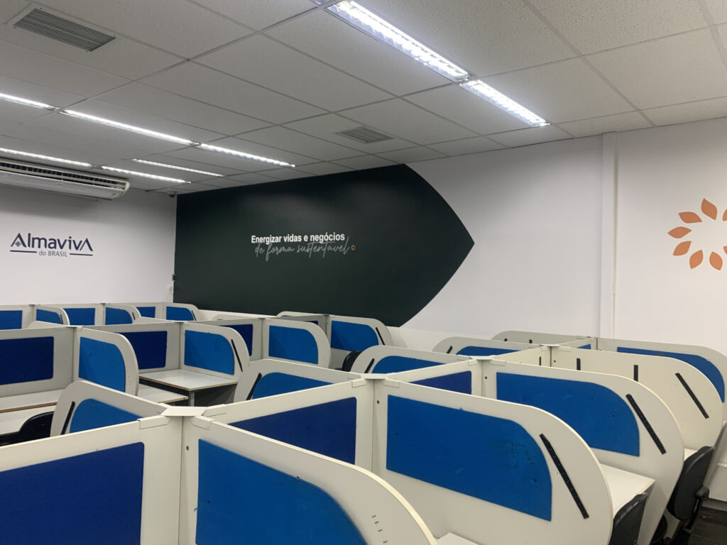 Ambientação de escritório corporativo.