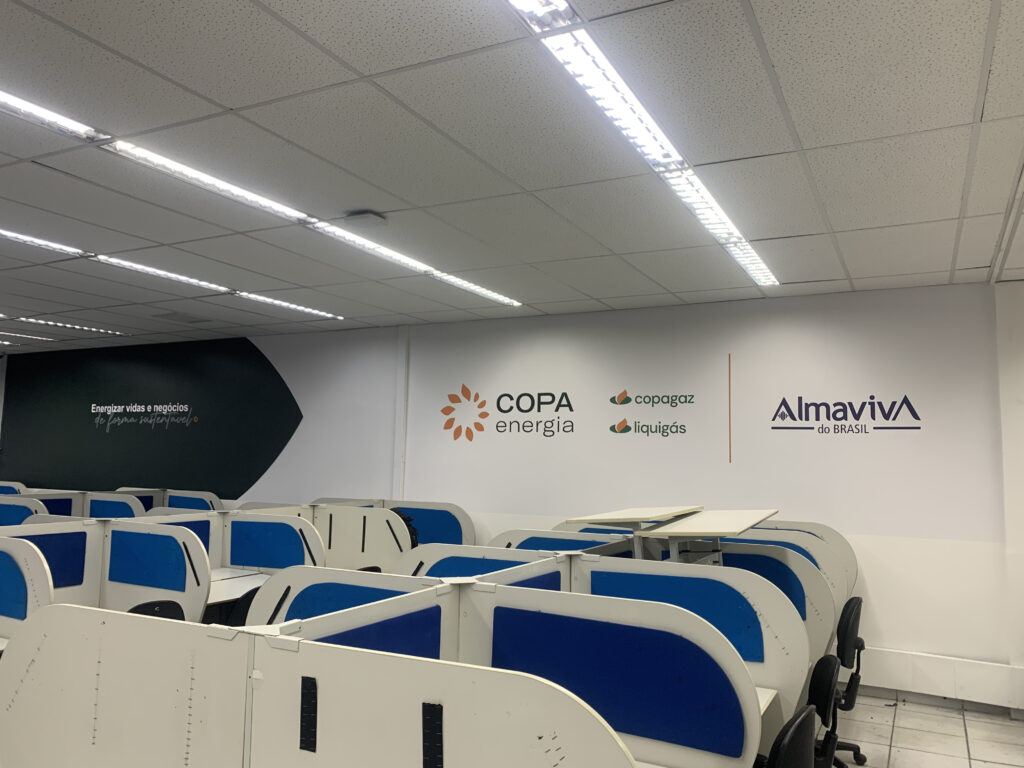 Ambientação de escritório corporativo.