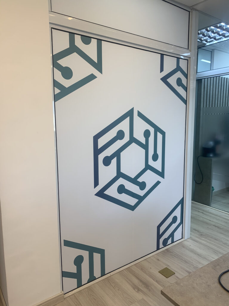 Adesivos impressos aplicados em paredes e vidros.