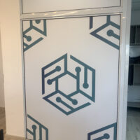 Adesivos impressos aplicados em paredes e vidros.