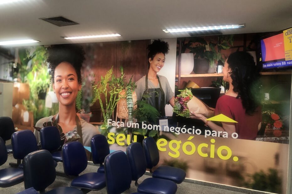 Envelopamento de parede temática.