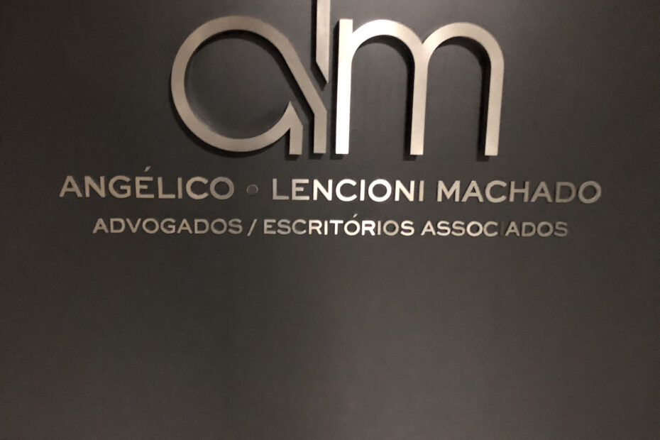 Letra-bloco em aço inox escovado.