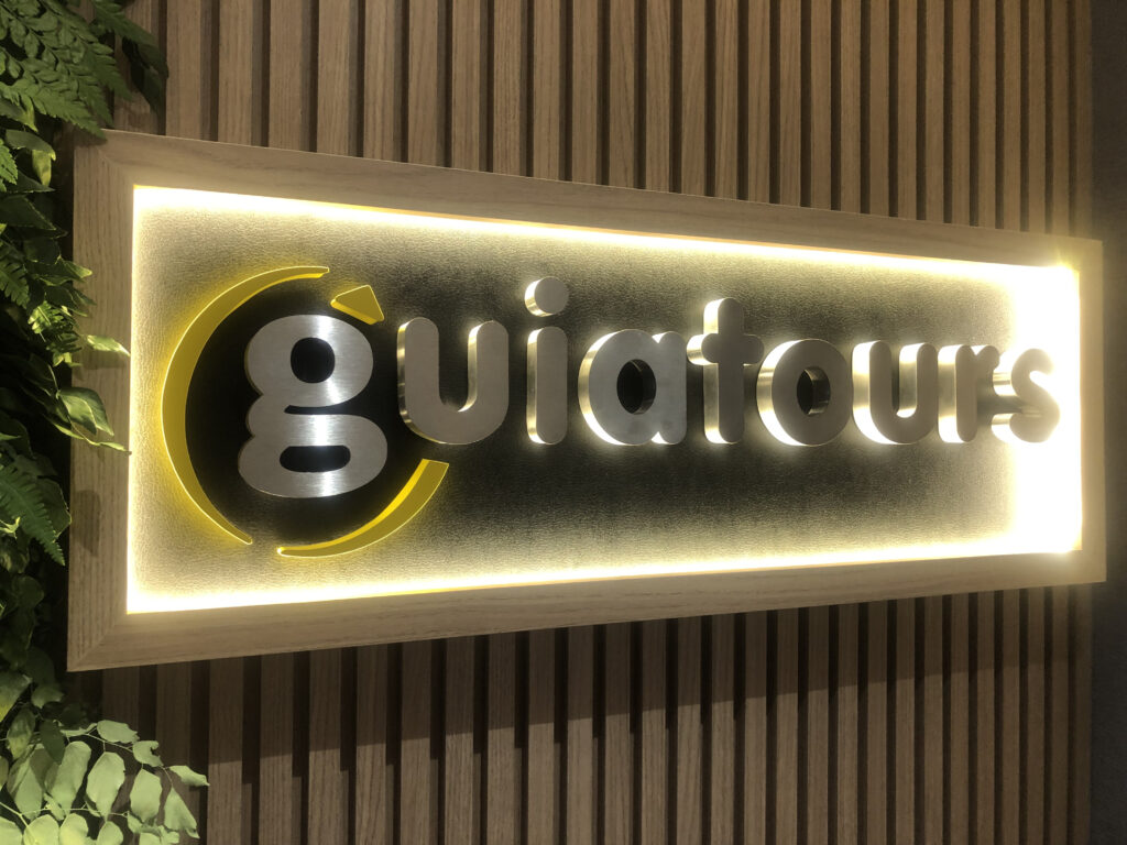 Logo em relevo para agência de turismo.