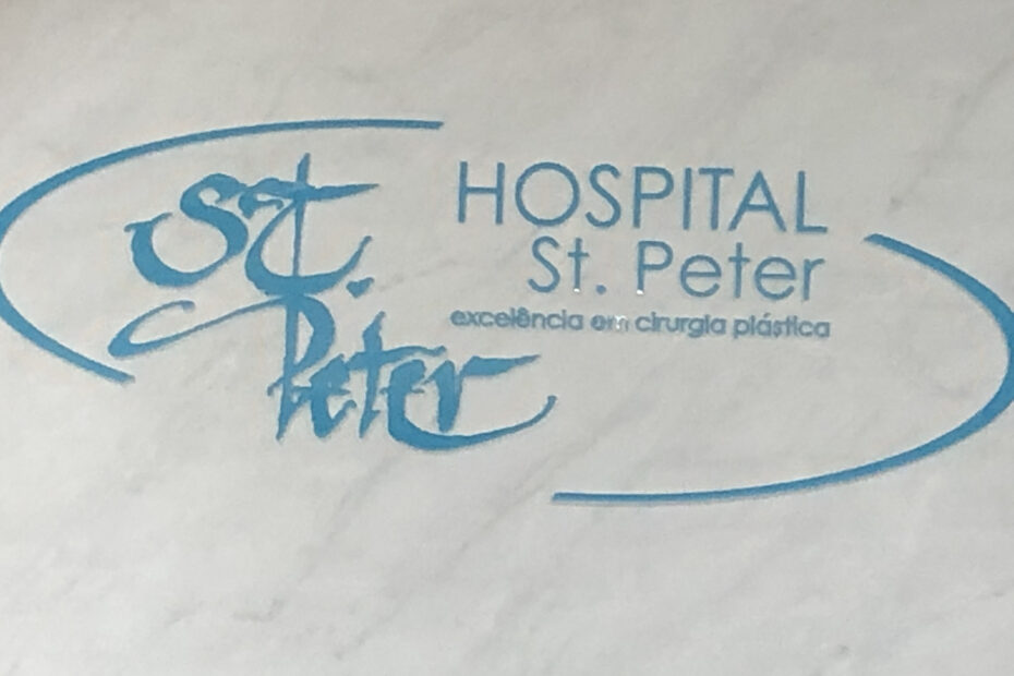 Logotipo em acrílico de 5 mm pintado pelo verso.