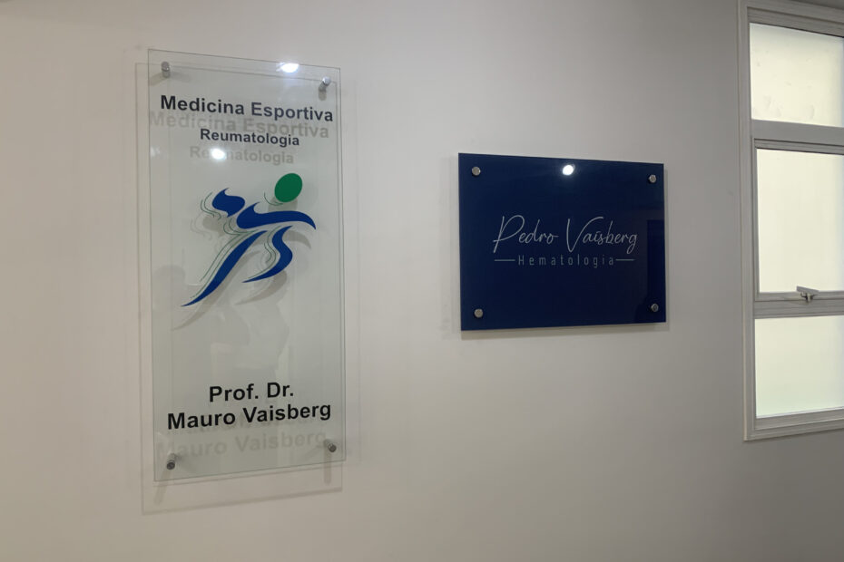 Placa de identificação em acrílico para clínica médica.