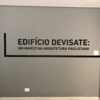 Adesivo com recorte.