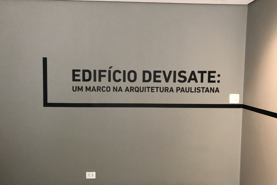 Adesivo com recorte.