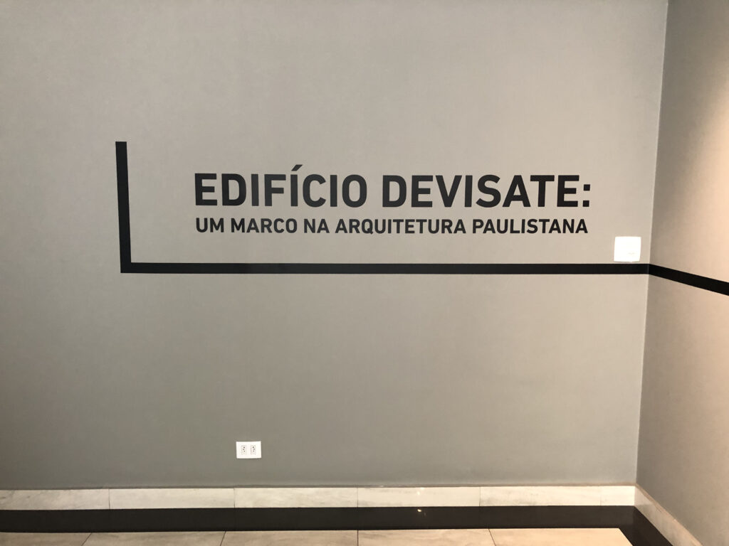 Adesivo com recorte.