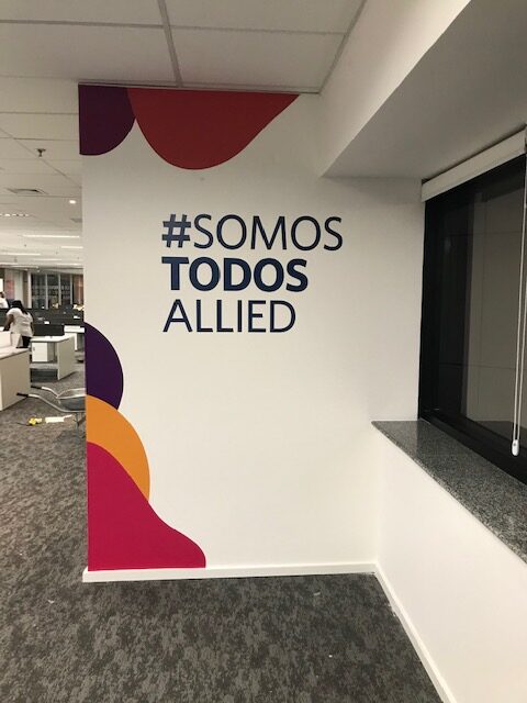 Comunicação visual completa para escritório.