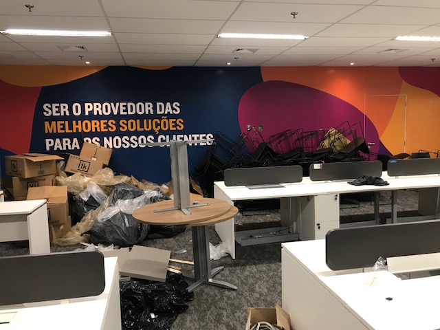 Comunicação visual completa para escritório.