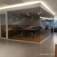 Efeito 3D com adesivo recortado.