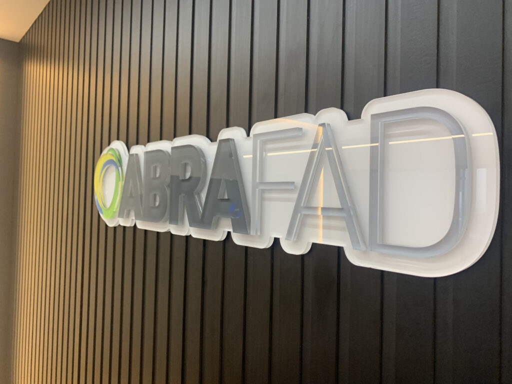 Identificação de escritório com logo em acrílico.