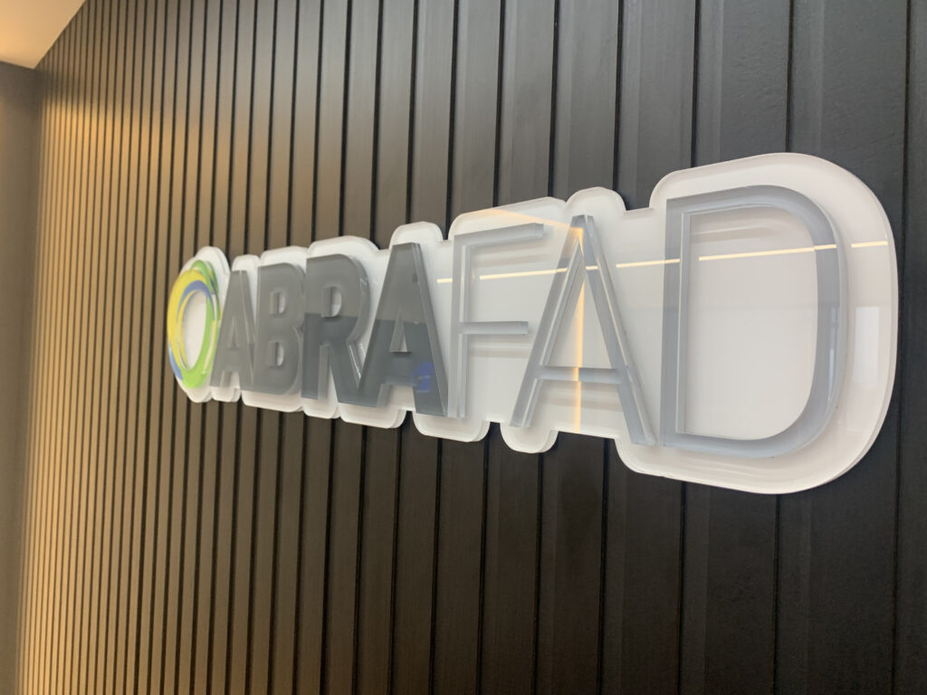 Identificação de escritório com logo em acrílico.