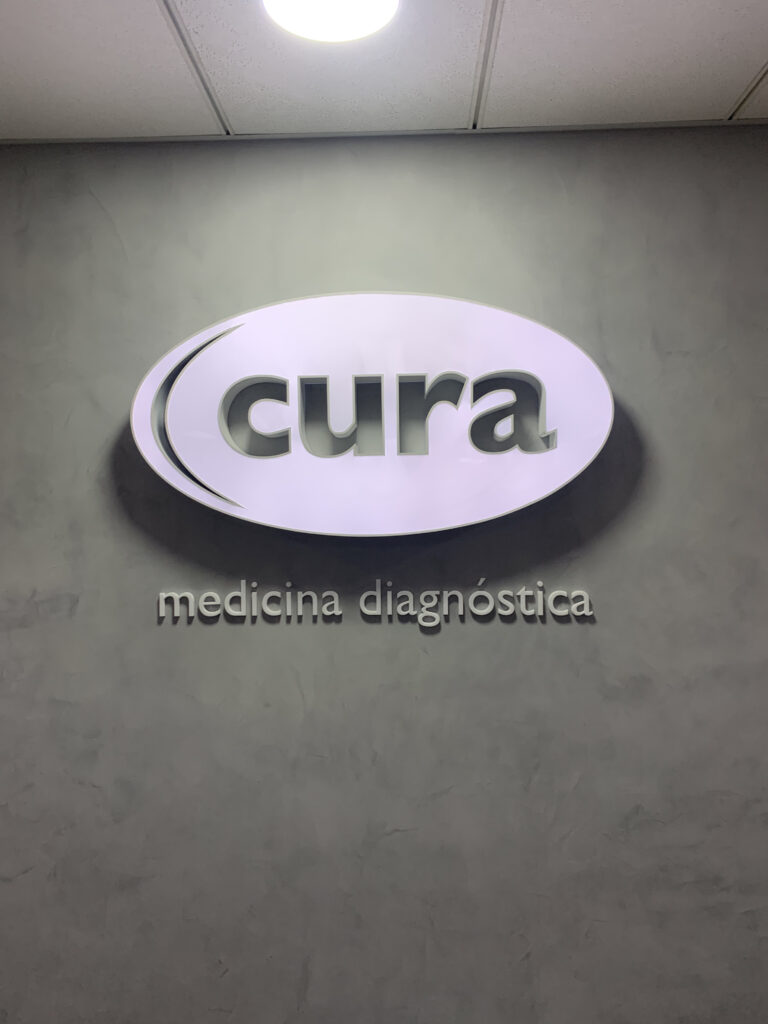 Letreiro em acrílico branco.