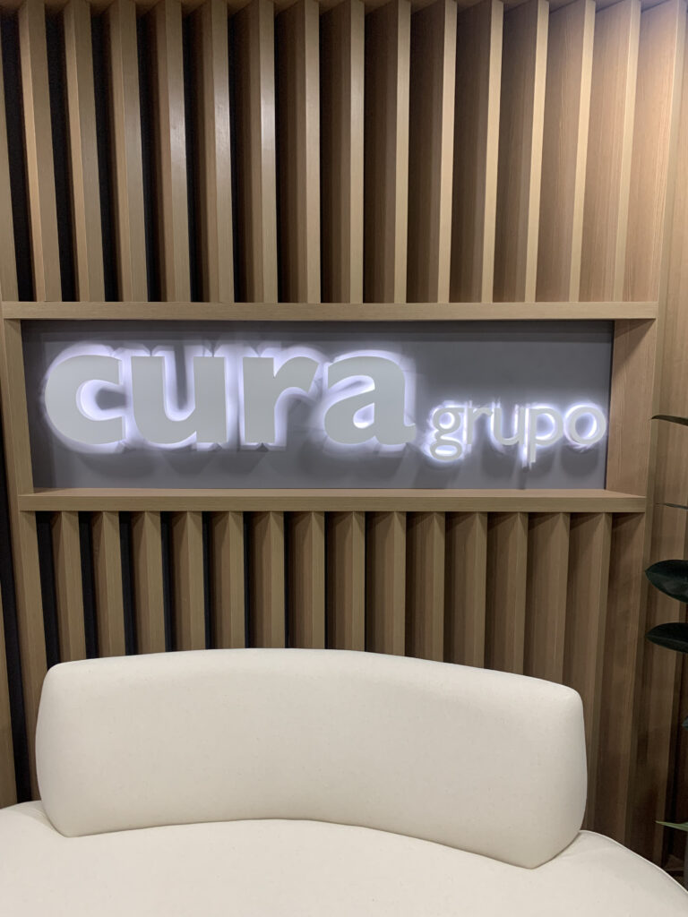 Letreiro para recepção em chapa galvanizada.