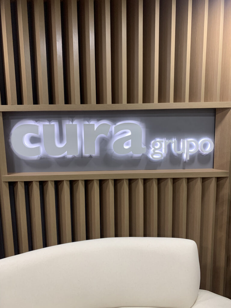 Letreiro para recepção em chapa galvanizada.