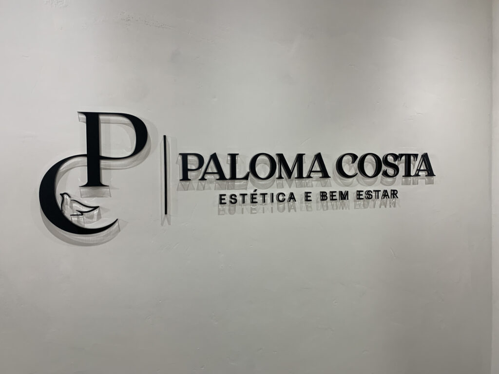 Logotipo de parede em acrílico.