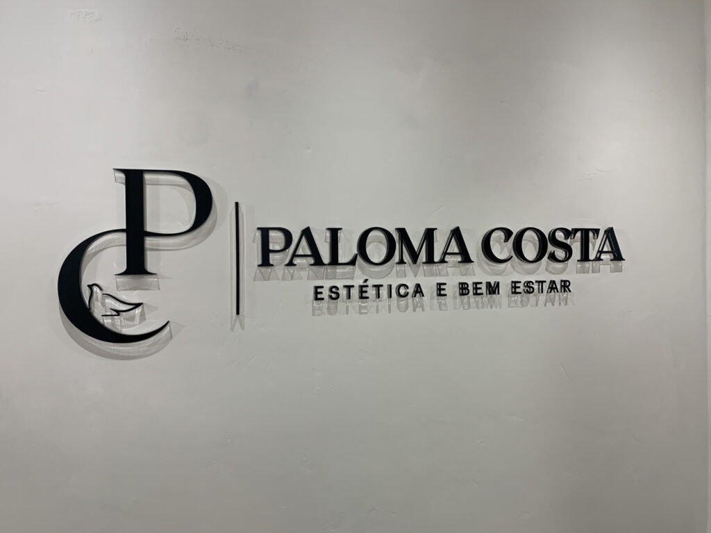 Logotipo de parede em acrílico.