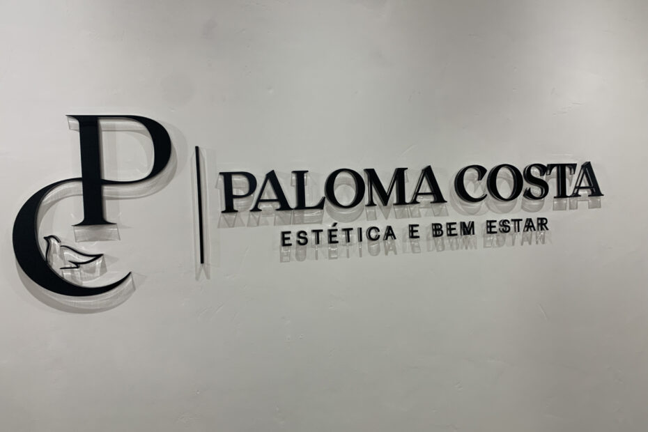 Logotipo de parede em acrílico.