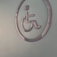 ícone de cadeirante em acrílico.
