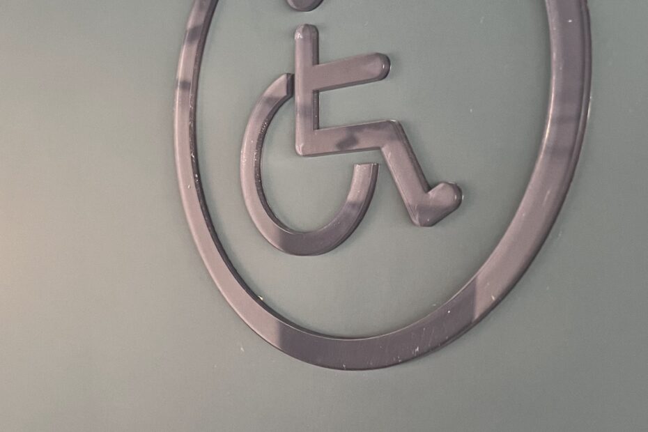 ícone de cadeirante em acrílico.