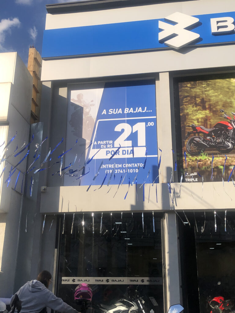 Adesivo de vitrine personalizado