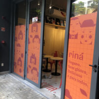 Adesivo para vitrine.